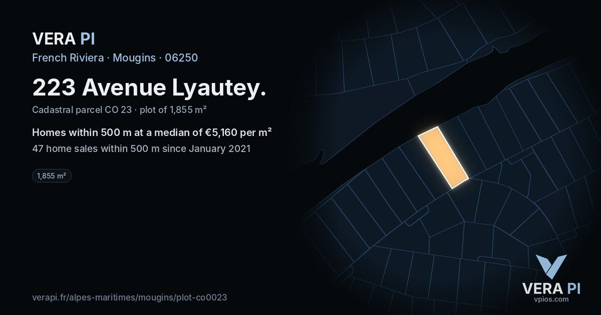 223 Avenue Lyautey, Mougins at night – the plot lit, the parcels around coloured by the prices near them