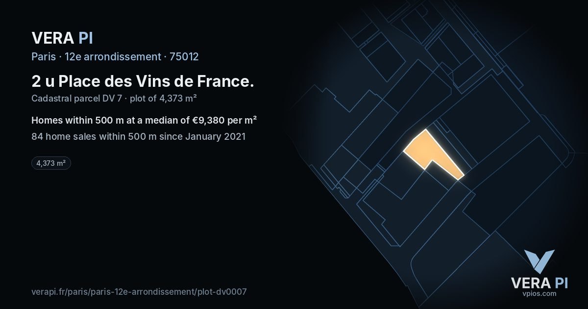 2 u Place des Vins de France, 12e arrondissement at night – the plot lit, the parcels around coloured by the prices near them