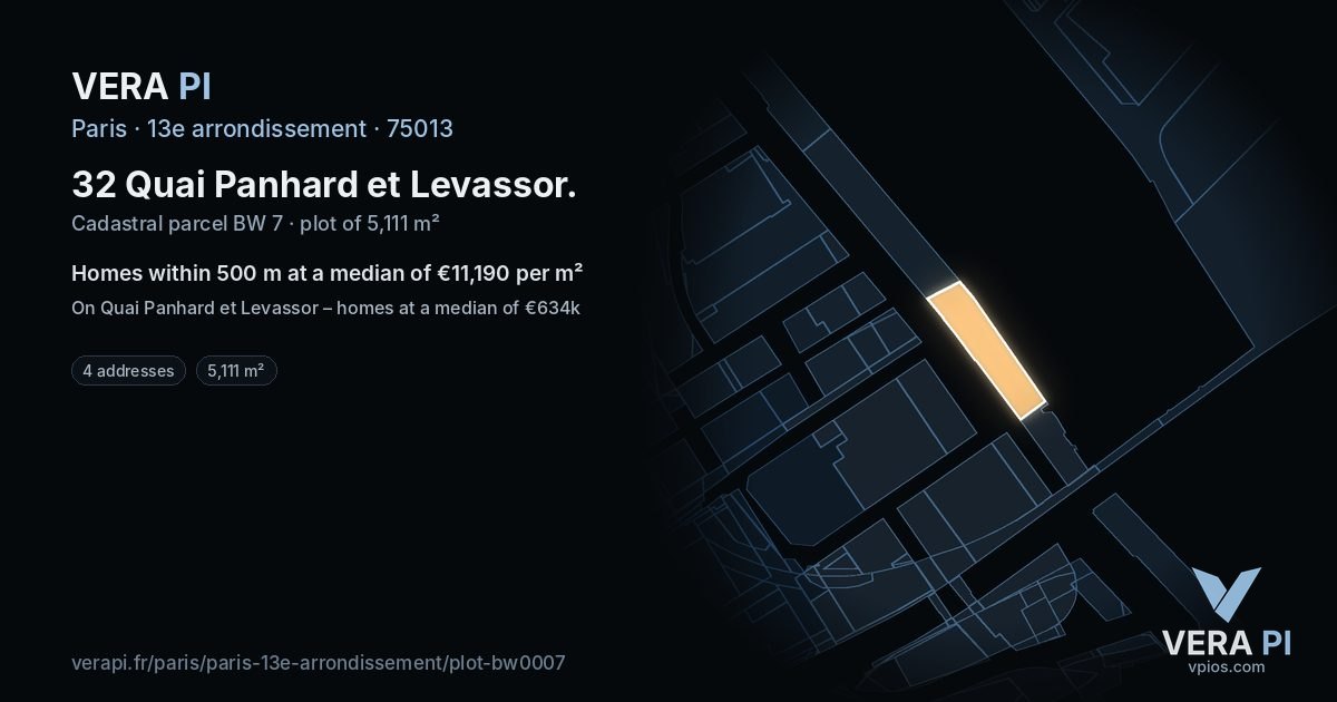 32 Quai Panhard et Levassor, 13e arrondissement at night – the plot lit, the parcels around coloured by the prices near them