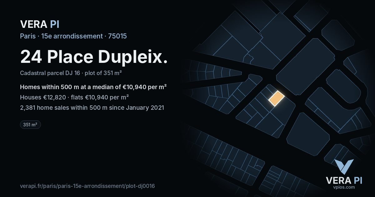 24 Place Dupleix, 15e arrondissement at night – the plot lit, the parcels around coloured by the prices near them