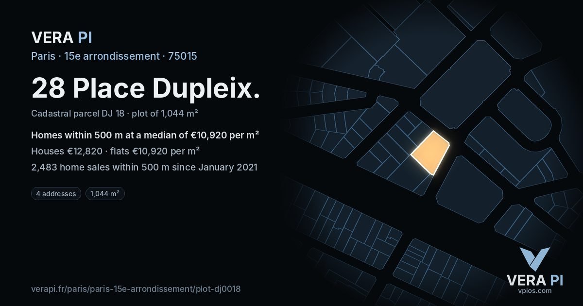 28 Place Dupleix, 15e arrondissement at night – the plot lit, the parcels around coloured by the prices near them