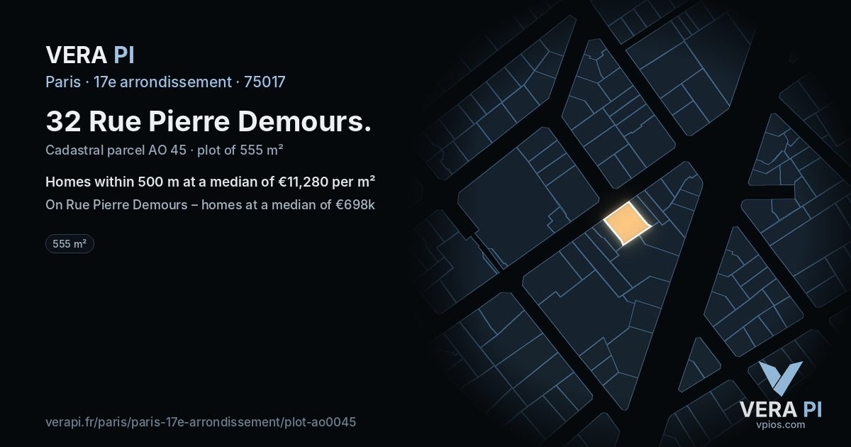 32 Rue Pierre Demours, 17e arrondissement at night – the plot lit, the parcels around coloured by the prices near them