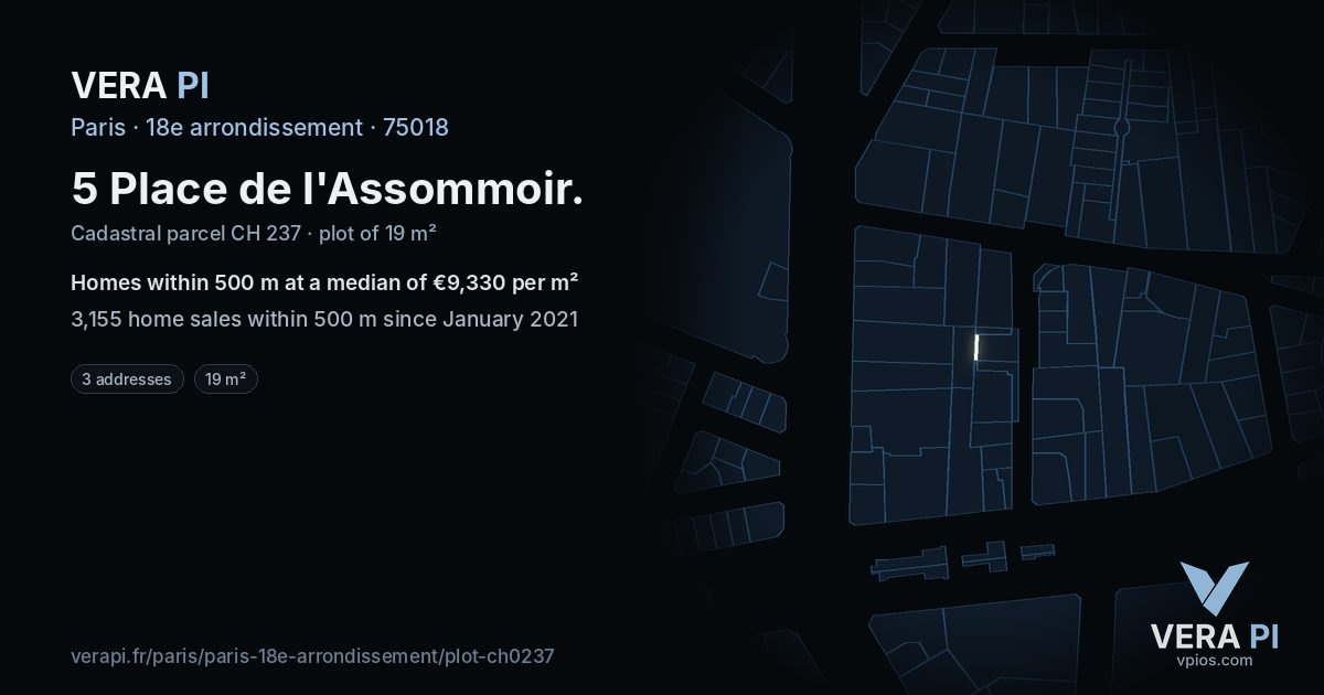 5 Place de l'Assommoir, 18e arrondissement at night – the plot lit, the parcels around coloured by the prices near them