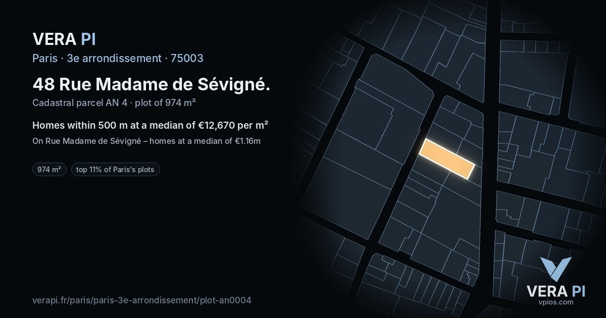 48 Rue Madame de Sévigné, 3e arrondissement at night – the plot lit, the parcels around coloured by the prices near them