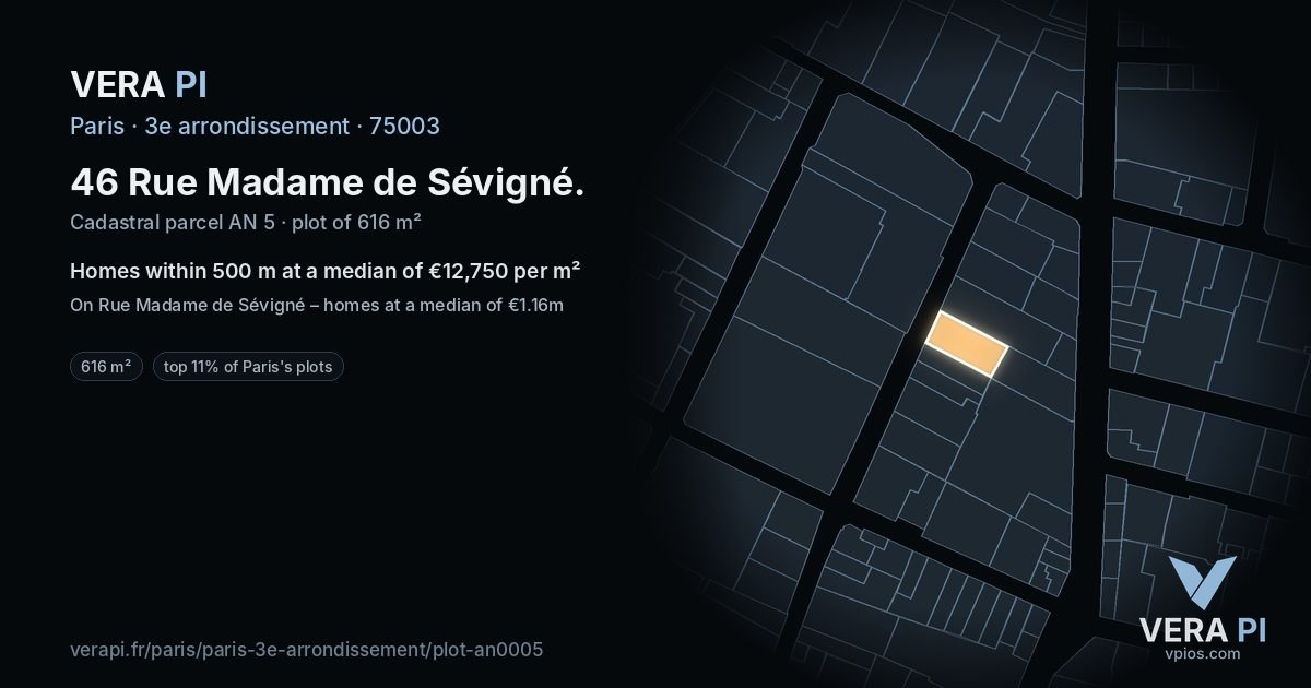 46 Rue Madame de Sévigné, 3e arrondissement at night – the plot lit, the parcels around coloured by the prices near them