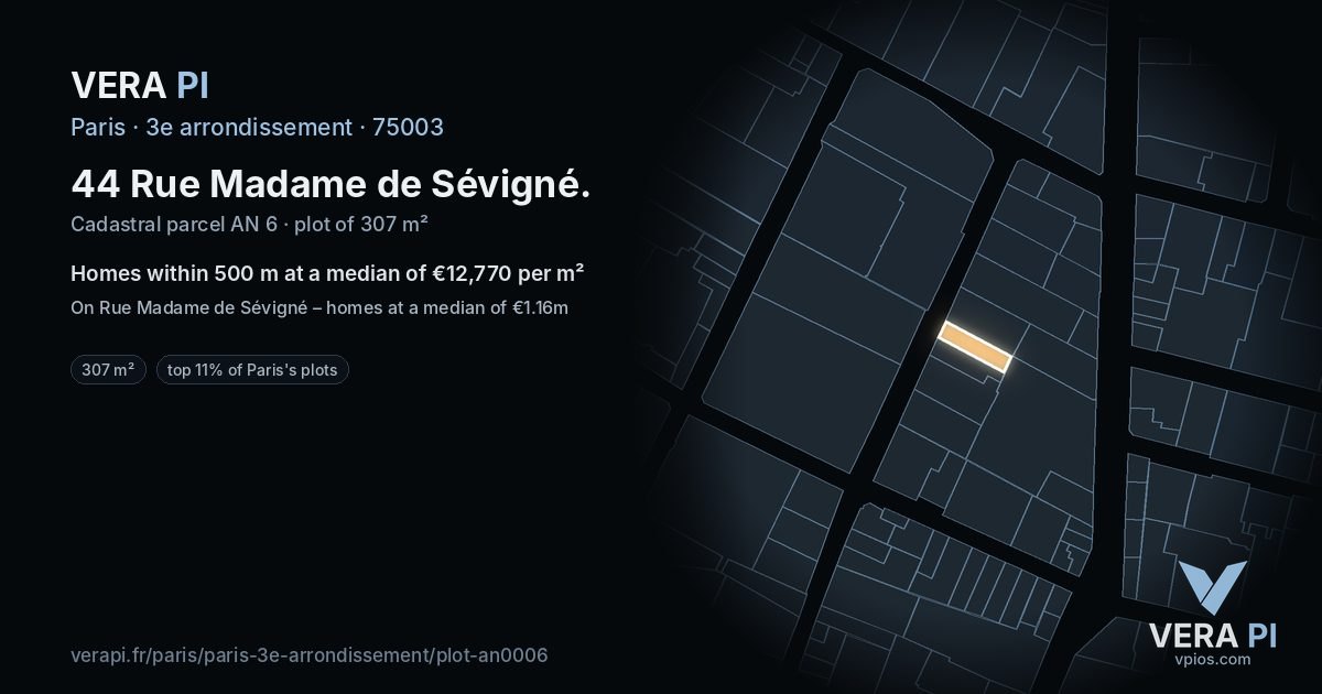 44 Rue Madame de Sévigné, 3e arrondissement at night – the plot lit, the parcels around coloured by the prices near them