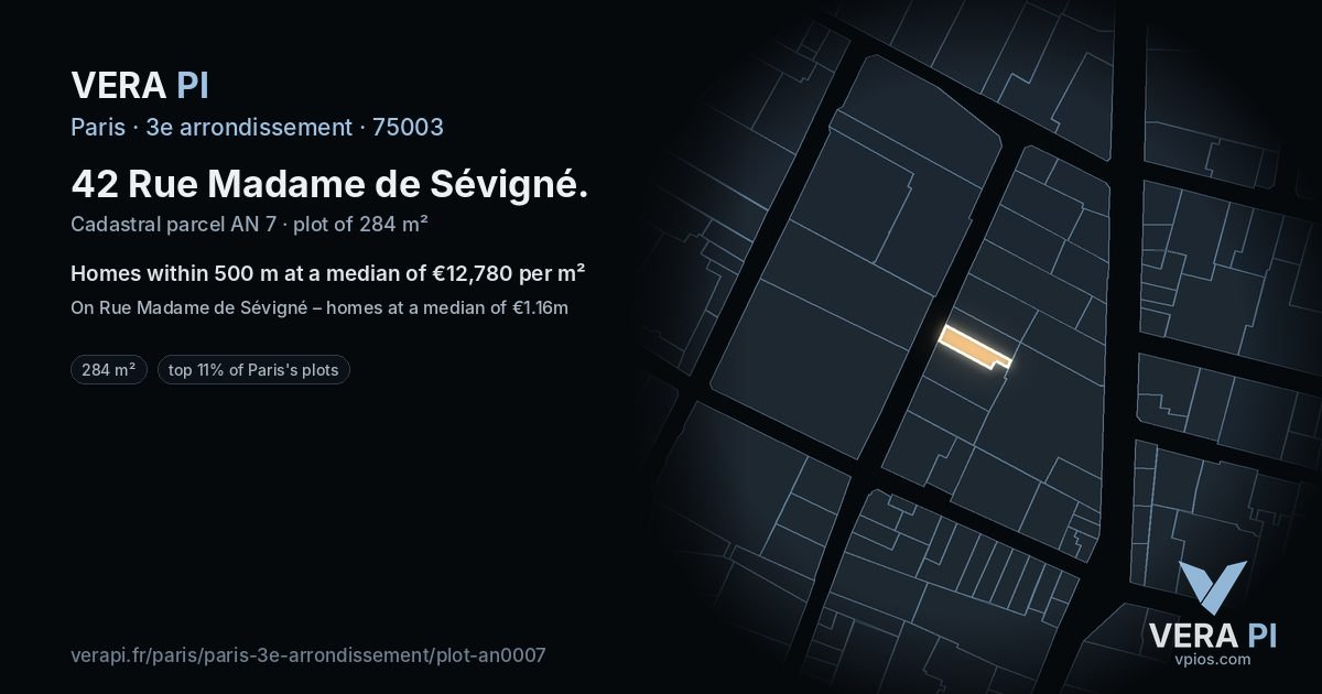 42 Rue Madame de Sévigné, 3e arrondissement at night – the plot lit, the parcels around coloured by the prices near them