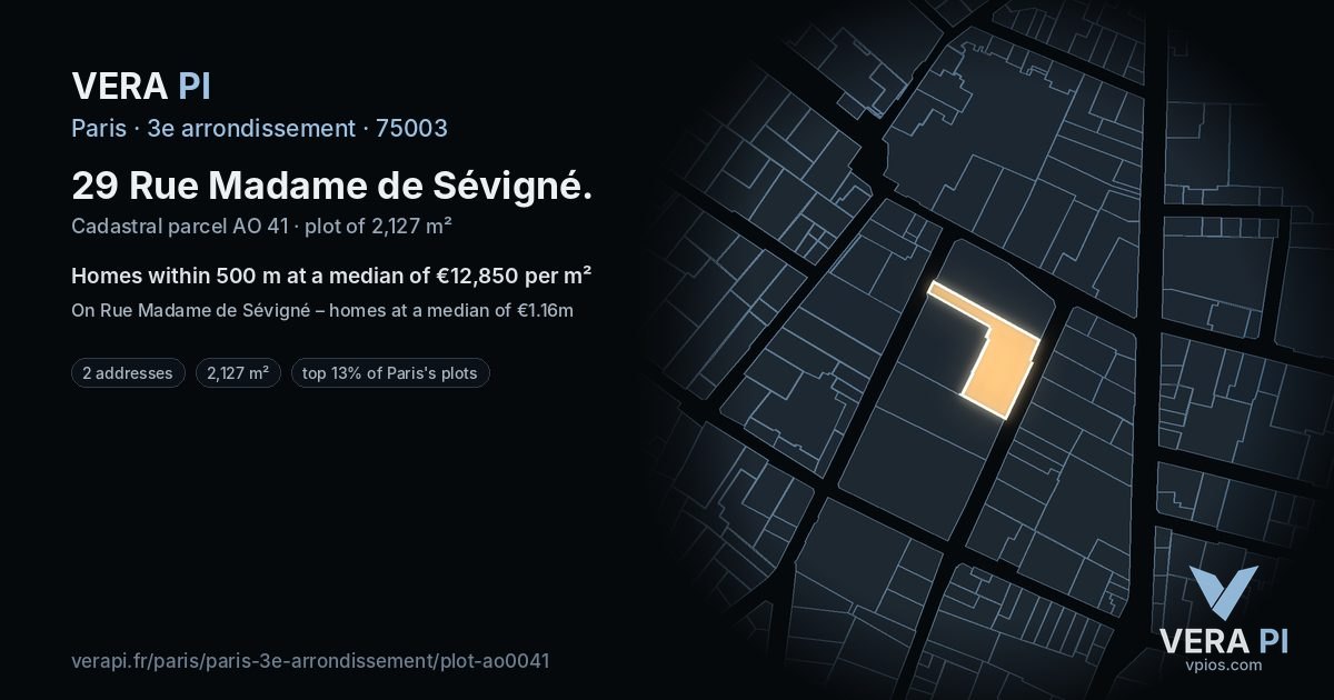 29 Rue Madame de Sévigné, 3e arrondissement at night – the plot lit, the parcels around coloured by the prices near them