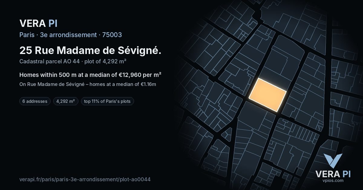 25 Rue Madame de Sévigné, 3e arrondissement at night – the plot lit, the parcels around coloured by the prices near them