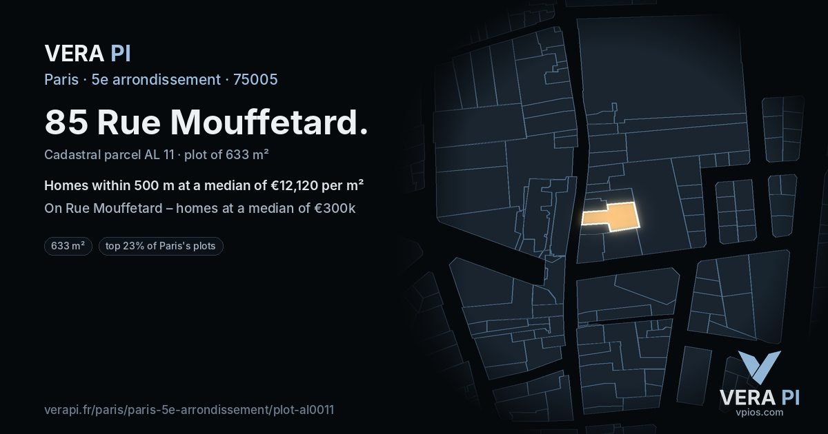 85 Rue Mouffetard, 5e arrondissement at night – the plot lit, the parcels around coloured by the prices near them