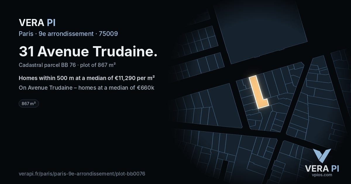 31 Avenue Trudaine, 9e arrondissement at night – the plot lit, the parcels around coloured by the prices near them