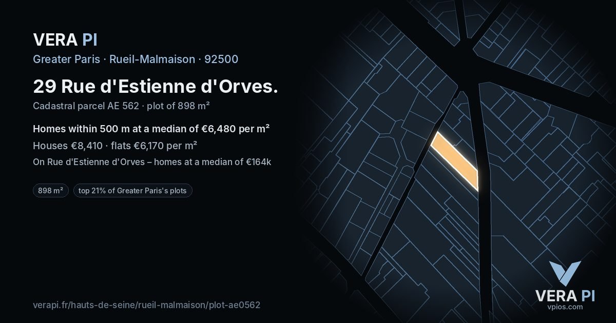 29 Rue d'Estienne d'Orves, Rueil-Malmaison at night – the plot lit, the parcels around coloured by the prices near them