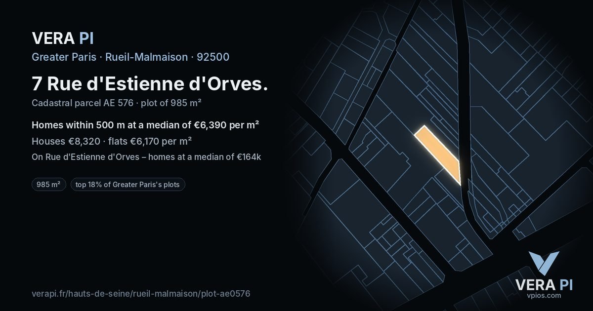 7 Rue d'Estienne d'Orves, Rueil-Malmaison at night – the plot lit, the parcels around coloured by the prices near them