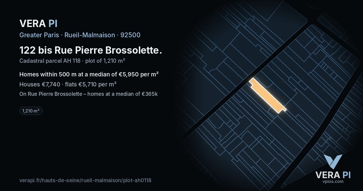 122 bis Rue Pierre Brossolette, Rueil-Malmaison at night – the plot lit, the parcels around coloured by the prices near them