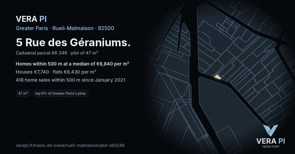 5 Rue des Géraniums, Rueil-Malmaison at night – the plot lit, the parcels around coloured by the prices near them