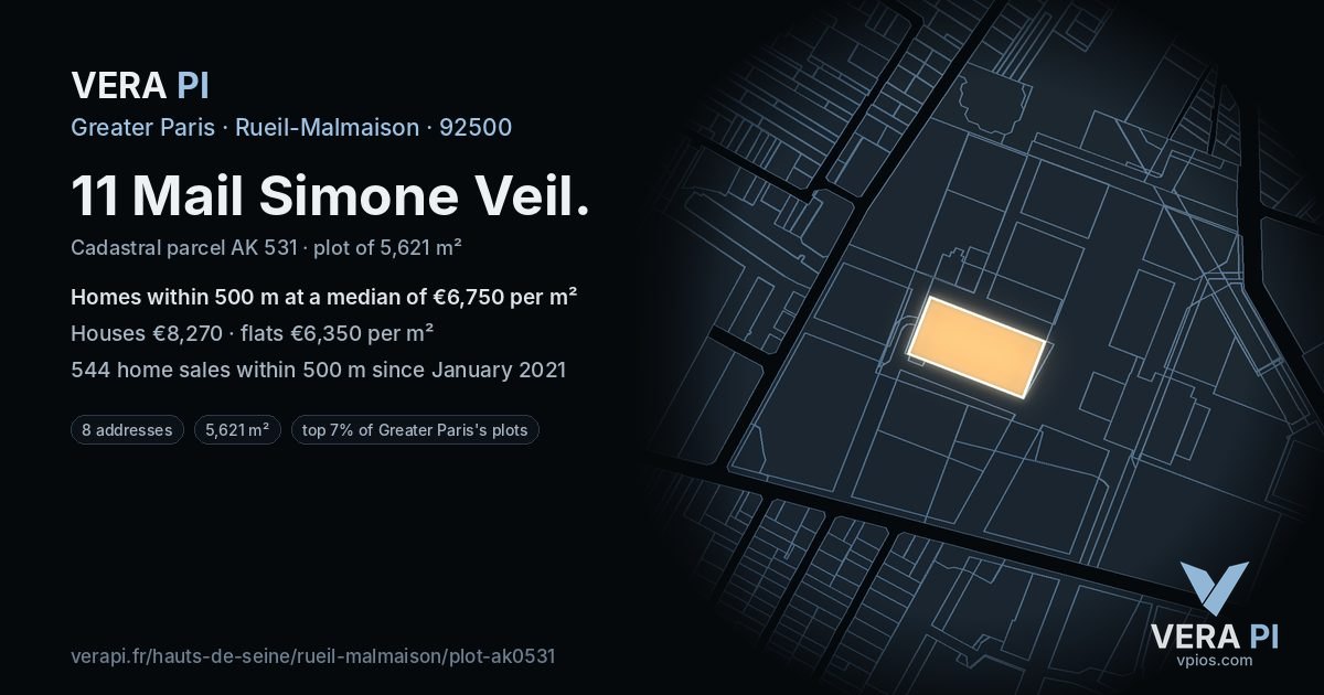 11 Mail Simone Veil, Rueil-Malmaison at night – the plot lit, the parcels around coloured by the prices near them