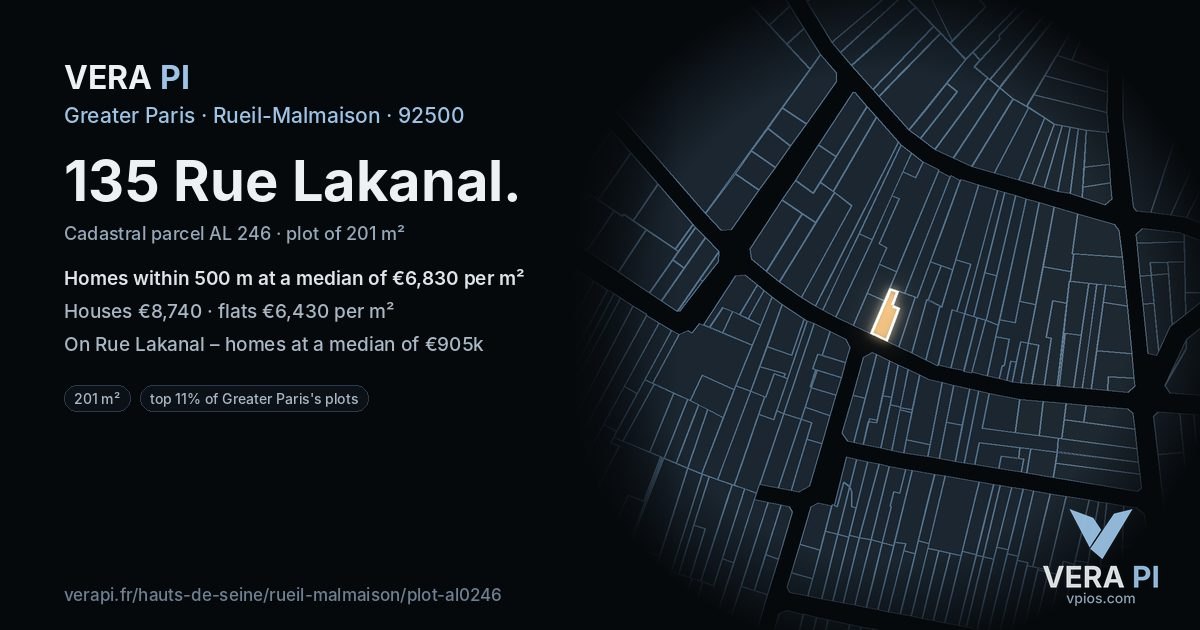 135 Rue Lakanal, Rueil-Malmaison at night – the plot lit, the parcels around coloured by the prices near them