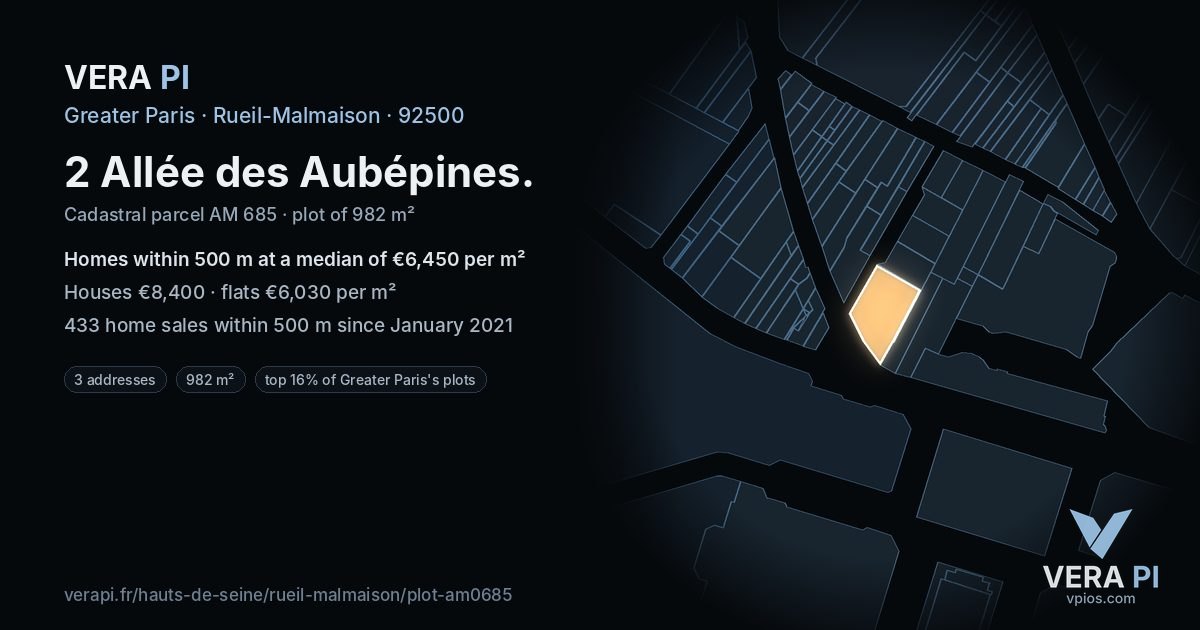 2 Allée des Aubépines, Rueil-Malmaison at night – the plot lit, the parcels around coloured by the prices near them