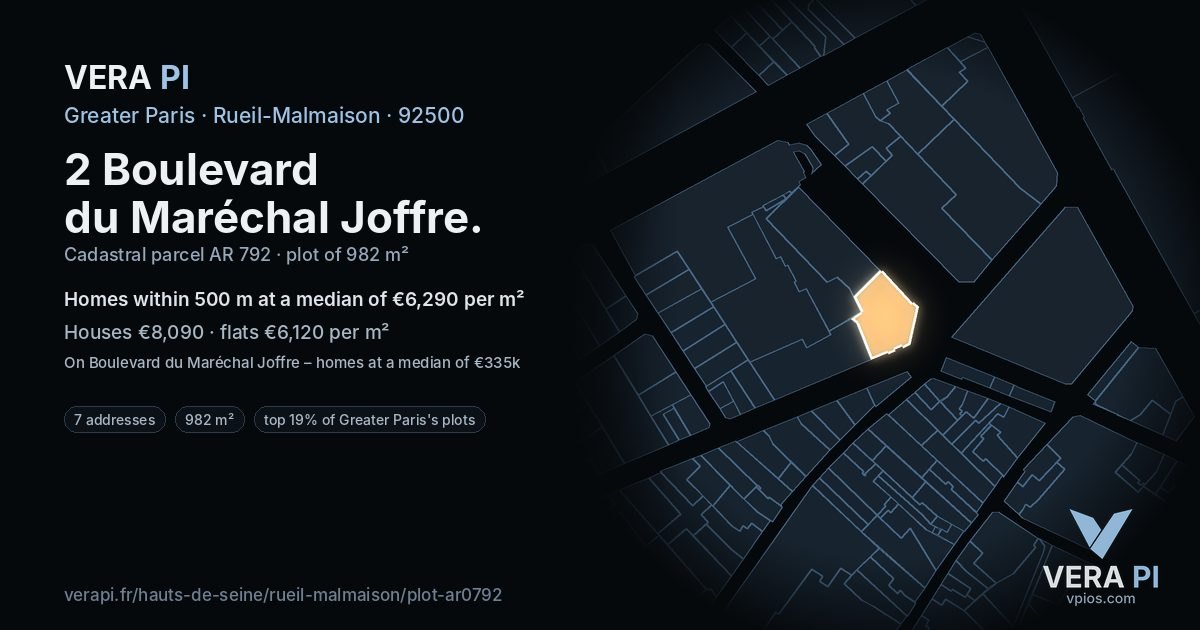 2 Boulevard du Maréchal Joffre, Rueil-Malmaison at night – the plot lit, the parcels around coloured by the prices near them