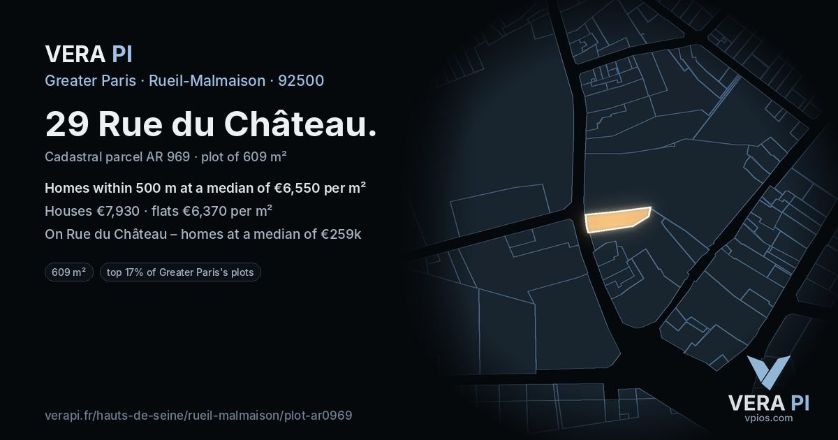 29 Rue du Château, Rueil-Malmaison at night – the plot lit, the parcels around coloured by the prices near them