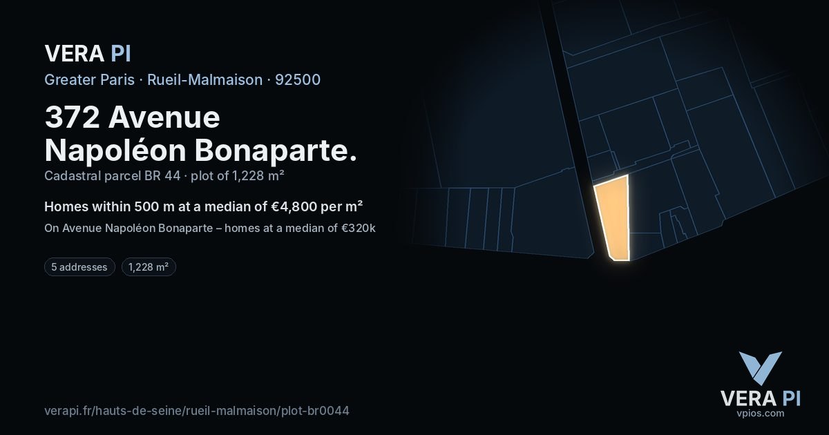 372 Avenue Napoléon Bonaparte, Rueil-Malmaison at night – the plot lit, the parcels around coloured by the prices near them