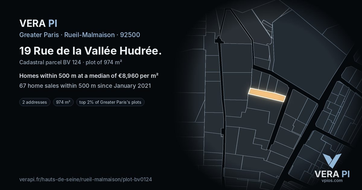 19 Rue de la Vallée Hudrée, Rueil-Malmaison at night – the plot lit, the parcels around coloured by the prices near them