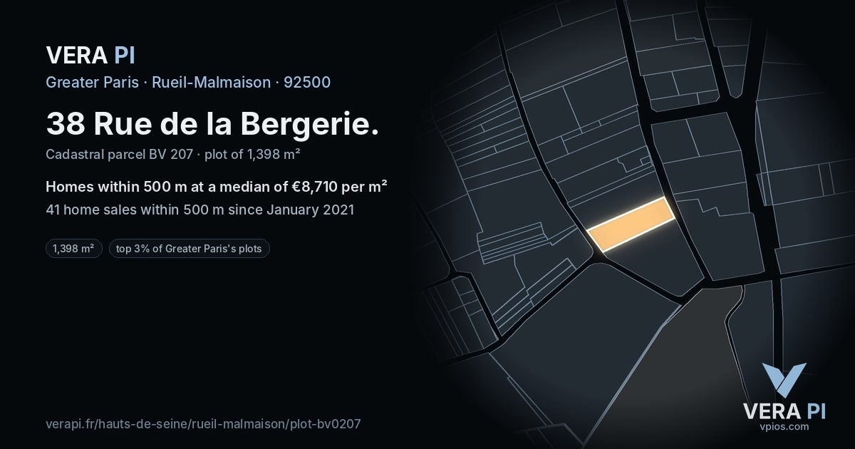 38 Rue de la Bergerie, Rueil-Malmaison at night – the plot lit, the parcels around coloured by the prices near them