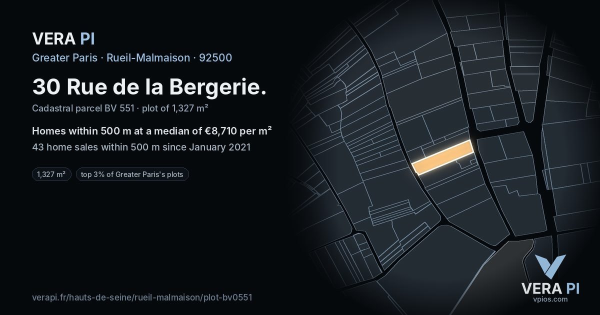 30 Rue de la Bergerie, Rueil-Malmaison at night – the plot lit, the parcels around coloured by the prices near them