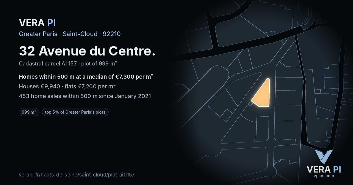32 Avenue du Centre, Saint-Cloud at night – the plot lit, the parcels around coloured by the prices near them