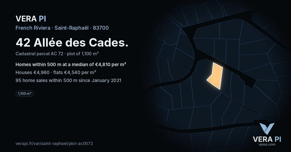 42 Allée des Cades, Saint-Raphaël at night – the plot lit, the parcels around coloured by the prices near them