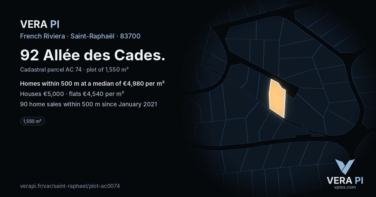 92 Allée des Cades, Saint-Raphaël at night – the plot lit, the parcels around coloured by the prices near them