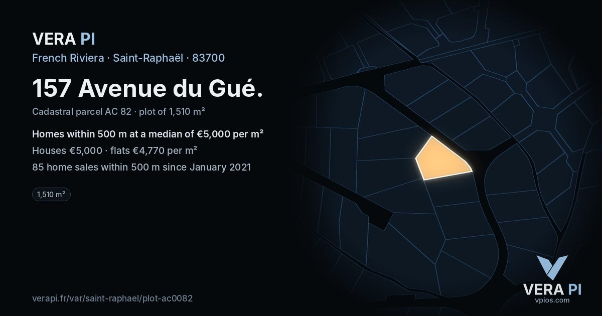 157 Avenue du Gué, Saint-Raphaël at night – the plot lit, the parcels around coloured by the prices near them