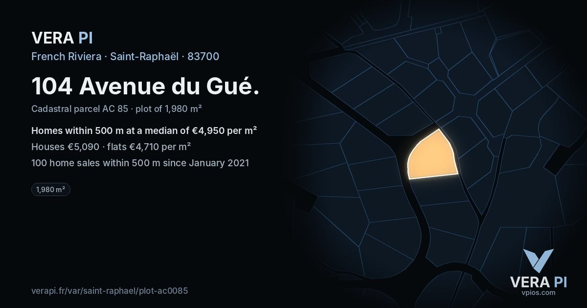 104 Avenue du Gué, Saint-Raphaël at night – the plot lit, the parcels around coloured by the prices near them