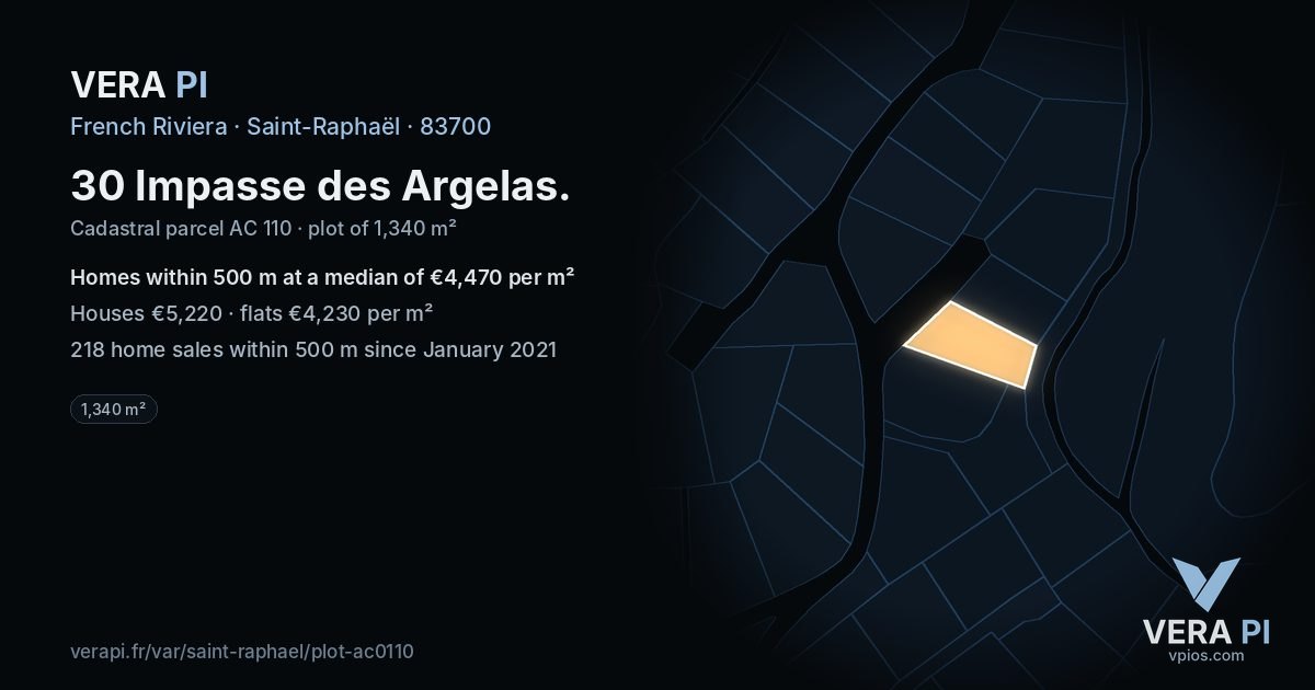 30 Impasse des Argelas, Saint-Raphaël at night – the plot lit, the parcels around coloured by the prices near them