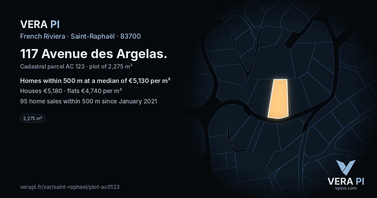117 Avenue des Argelas, Saint-Raphaël at night – the plot lit, the parcels around coloured by the prices near them