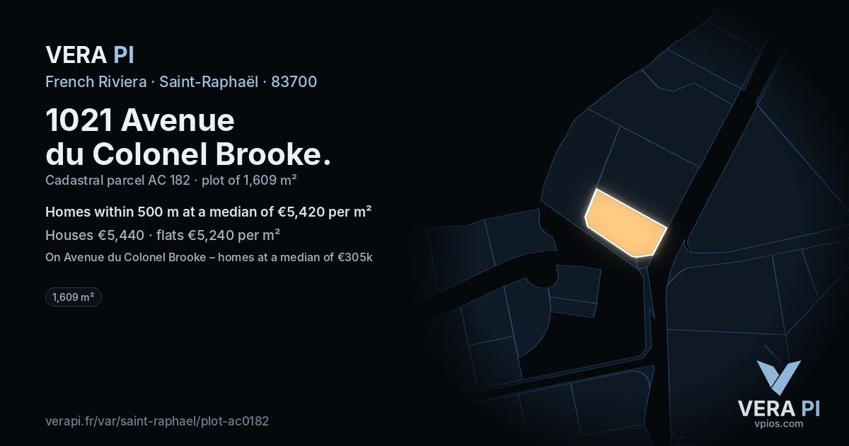 1021 Avenue du Colonel Brooke, Saint-Raphaël at night – the plot lit, the parcels around coloured by the prices near them