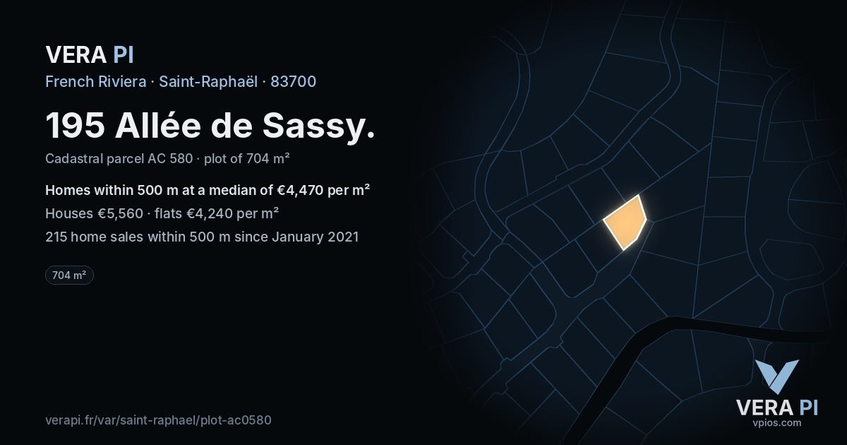 195 Allée de Sassy, Saint-Raphaël at night – the plot lit, the parcels around coloured by the prices near them
