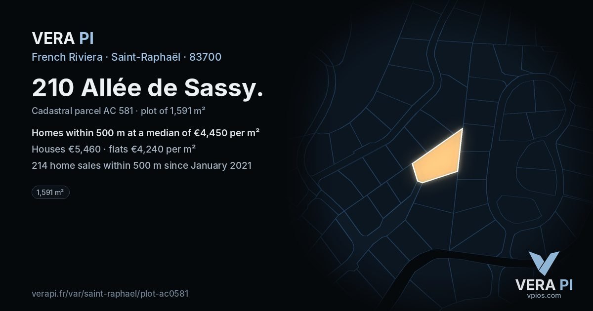 210 Allée de Sassy, Saint-Raphaël at night – the plot lit, the parcels around coloured by the prices near them