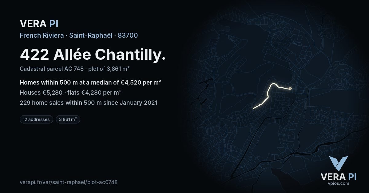 422 Allée Chantilly, Saint-Raphaël at night – the plot lit, the parcels around coloured by the prices near them