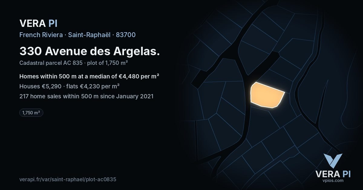330 Avenue des Argelas, Saint-Raphaël at night – the plot lit, the parcels around coloured by the prices near them
