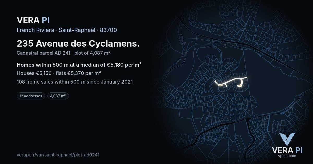 235 Avenue des Cyclamens, Saint-Raphaël at night – the plot lit, the parcels around coloured by the prices near them