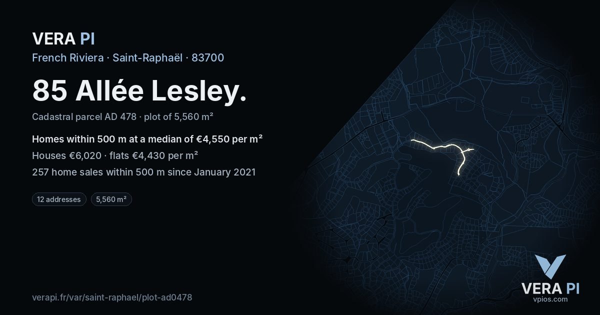 85 Allée Lesley, Saint-Raphaël at night – the plot lit, the parcels around coloured by the prices near them