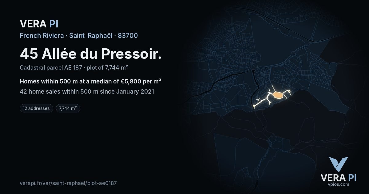 45 Allée du Pressoir, Saint-Raphaël at night – the plot lit, the parcels around coloured by the prices near them