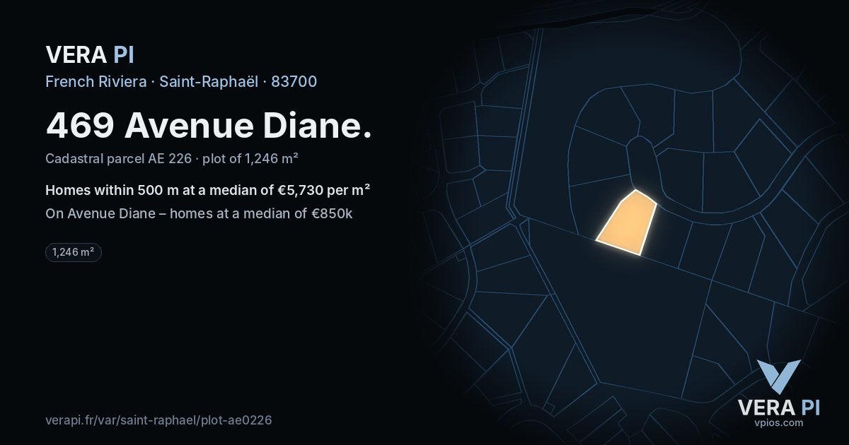 469 Avenue Diane, Saint-Raphaël at night – the plot lit, the parcels around coloured by the prices near them