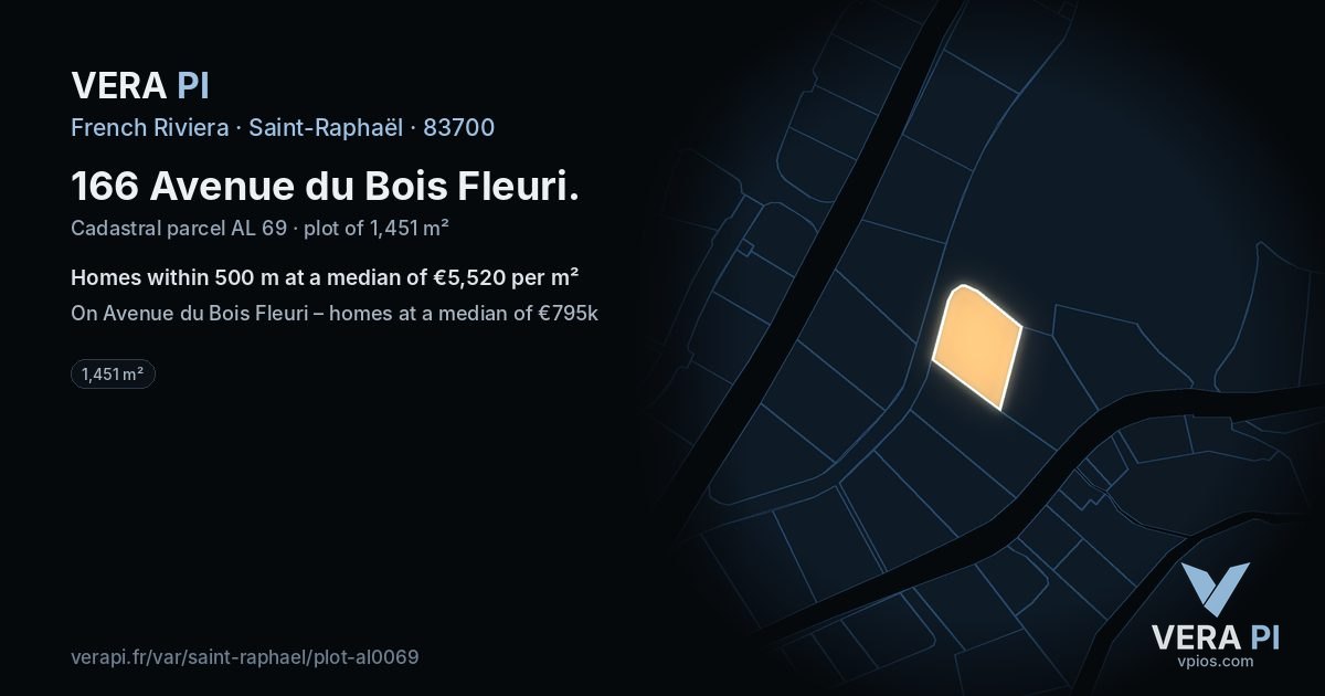 166 Avenue du Bois Fleuri, Saint-Raphaël at night – the plot lit, the parcels around coloured by the prices near them