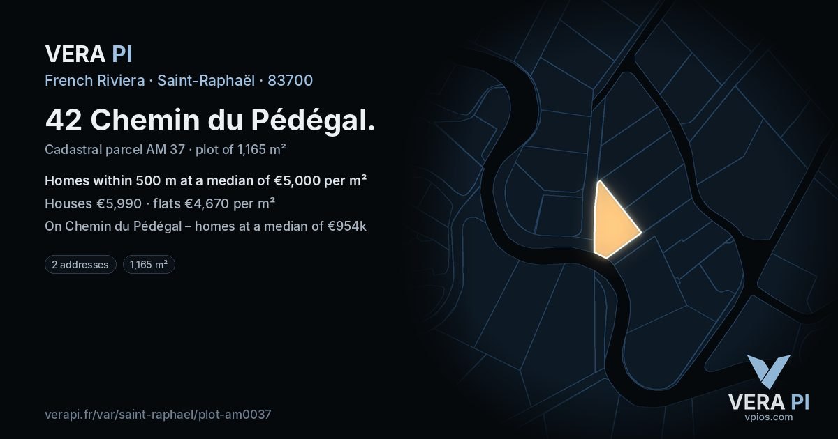 42 Chemin du Pédégal, Saint-Raphaël at night – the plot lit, the parcels around coloured by the prices near them