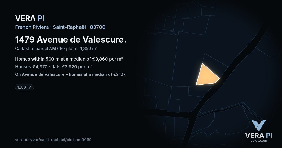 1479 Avenue de Valescure, Saint-Raphaël at night – the plot lit, the parcels around coloured by the prices near them