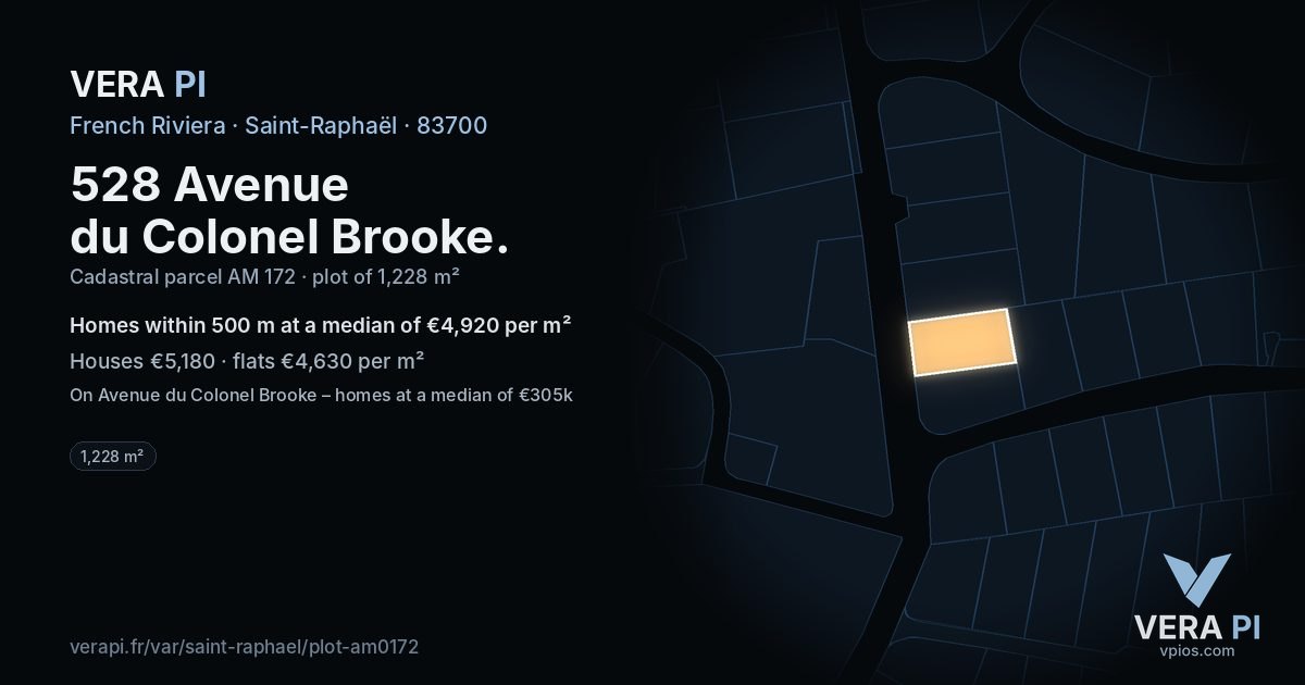 528 Avenue du Colonel Brooke, Saint-Raphaël at night – the plot lit, the parcels around coloured by the prices near them