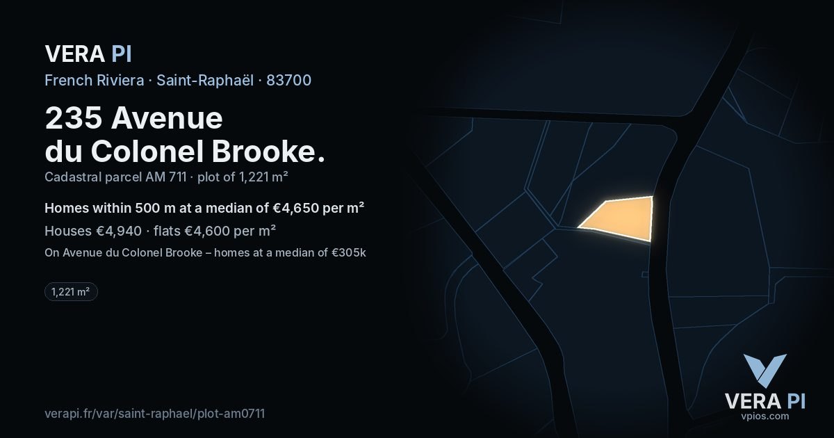 235 Avenue du Colonel Brooke, Saint-Raphaël at night – the plot lit, the parcels around coloured by the prices near them