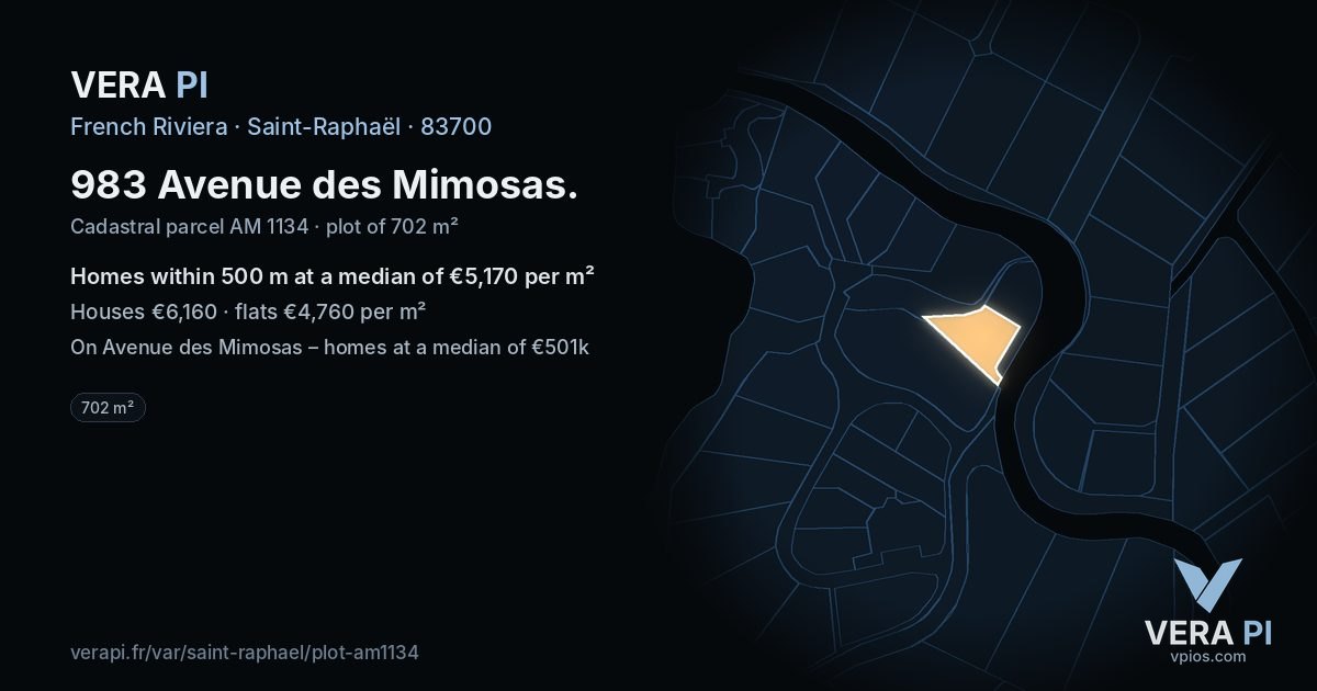 983 Avenue des Mimosas, Saint-Raphaël at night – the plot lit, the parcels around coloured by the prices near them